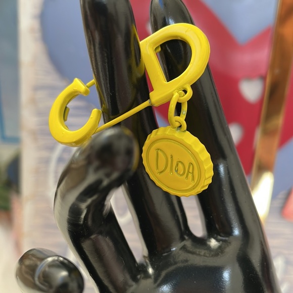 Dior - Yellow CD authentic pin - Picture 6 of 8